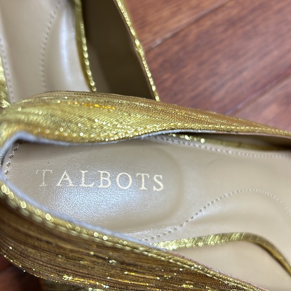 Talbots Gold Pumps with Kitten Heel and Bows - Picture 3 of 12